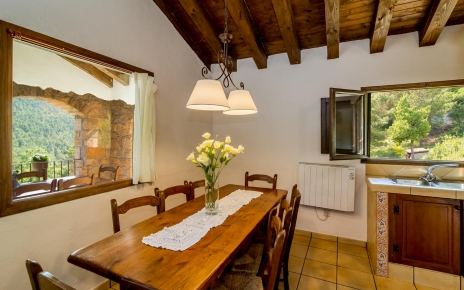 Cocina con mesa de comedor para 8